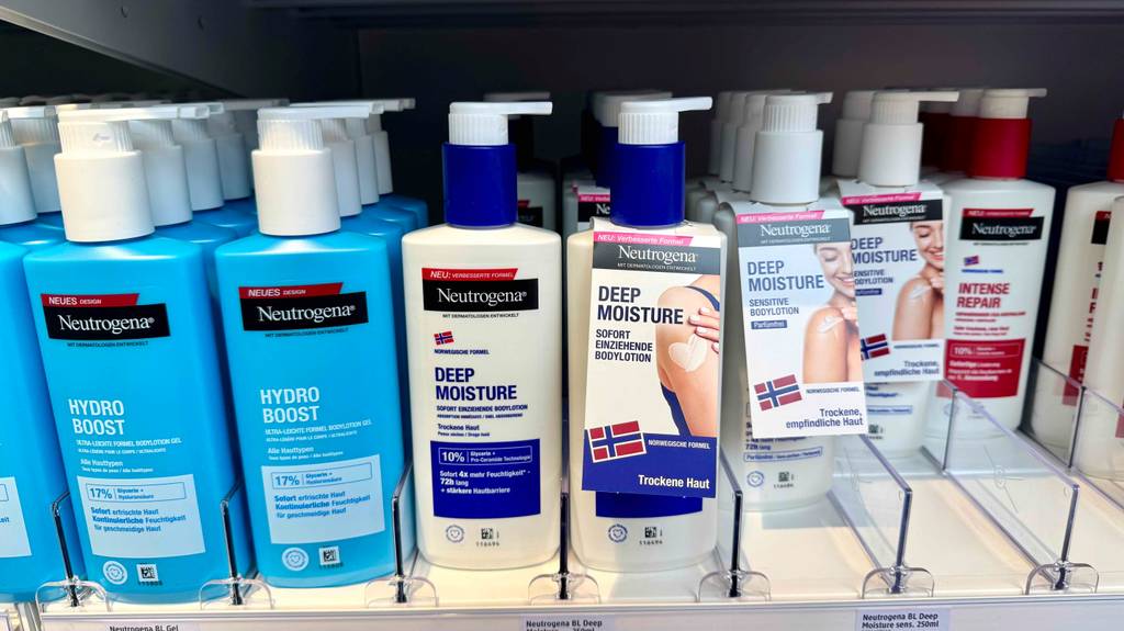 Körperlotion für sehr trockene Haut im Test: mehrere Flaschen stehen zwischen anderen Pflegeprodukten in einem Regal.
