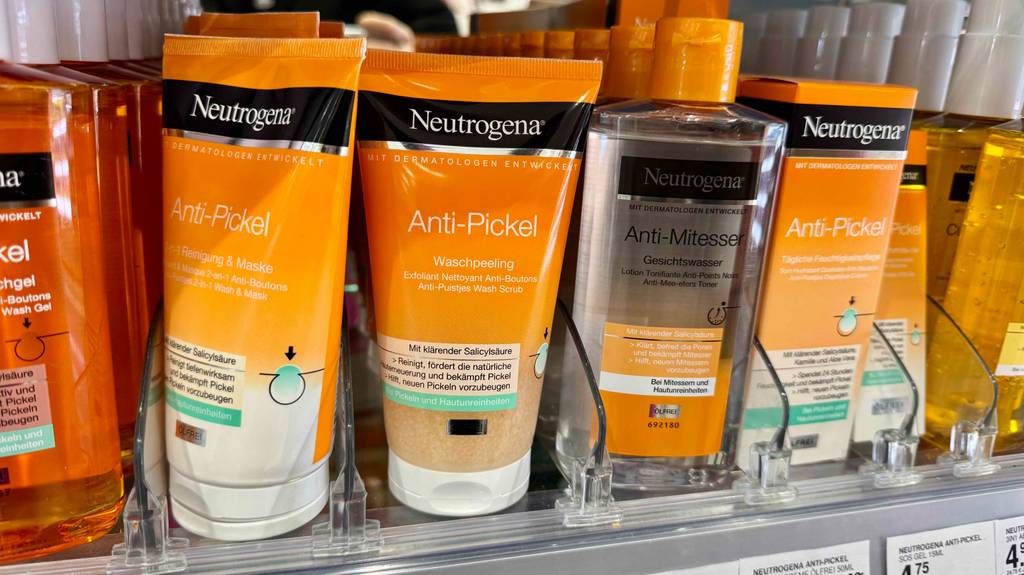 Neutrogena-Peeling im Test: verschiedene Varianten stehen in Tuben und Flaschen in einem Regal.