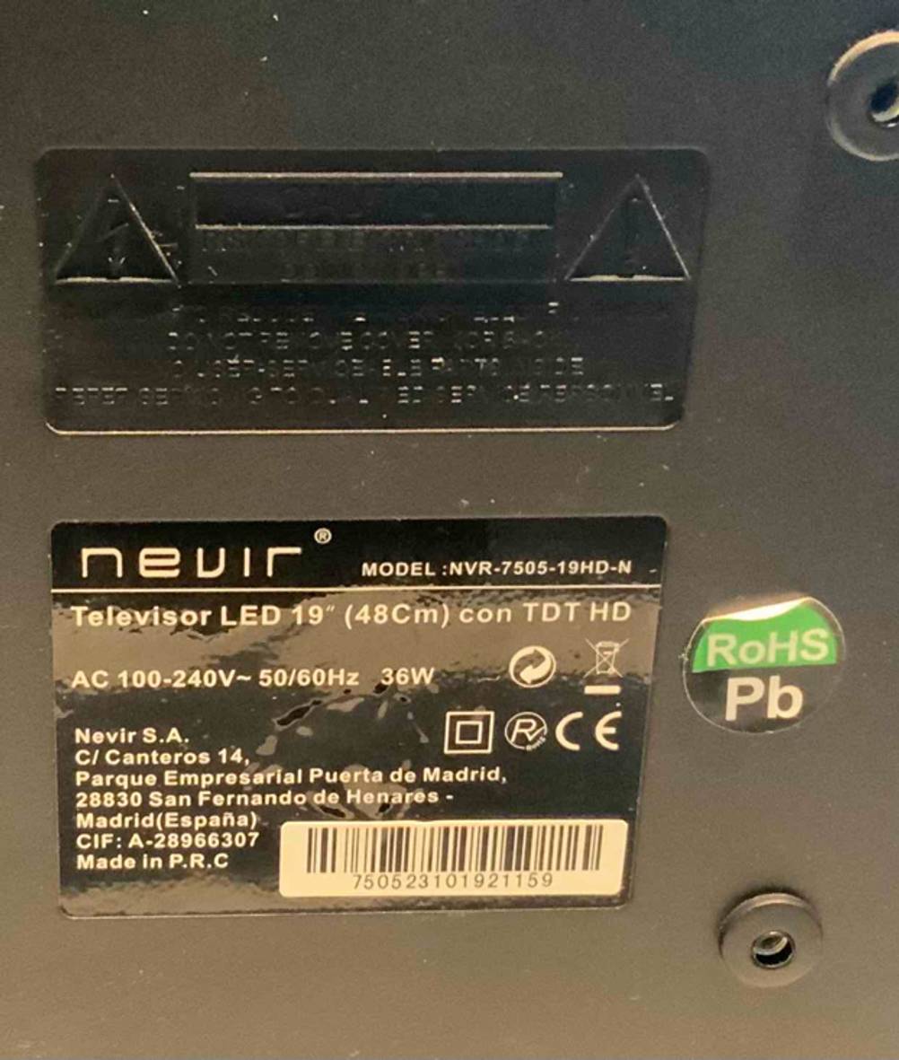 Nahaufnahme des Typenschilds eines schwarzen Nevir Mini-Fernsehers im Test.