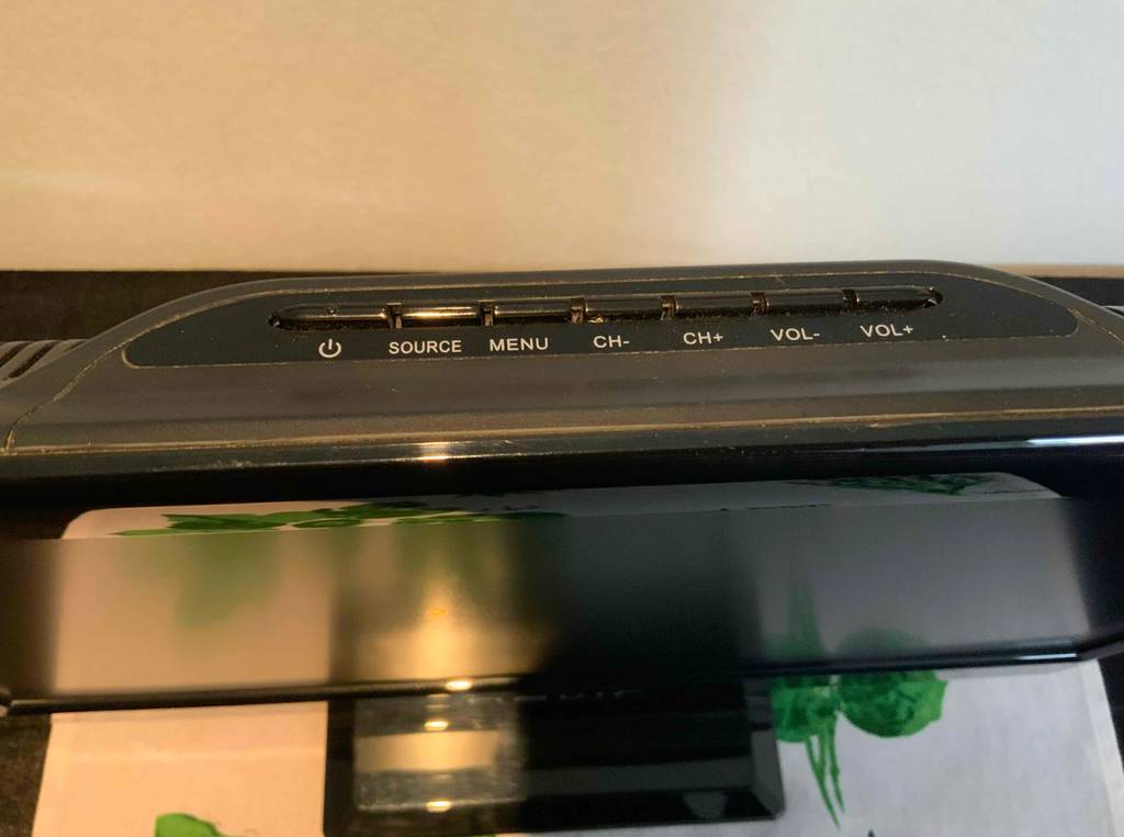Kleiner Fernseher im Test: Detailansicht des am schwarzen Bildschirmgehäuse befindlichen Menüs.