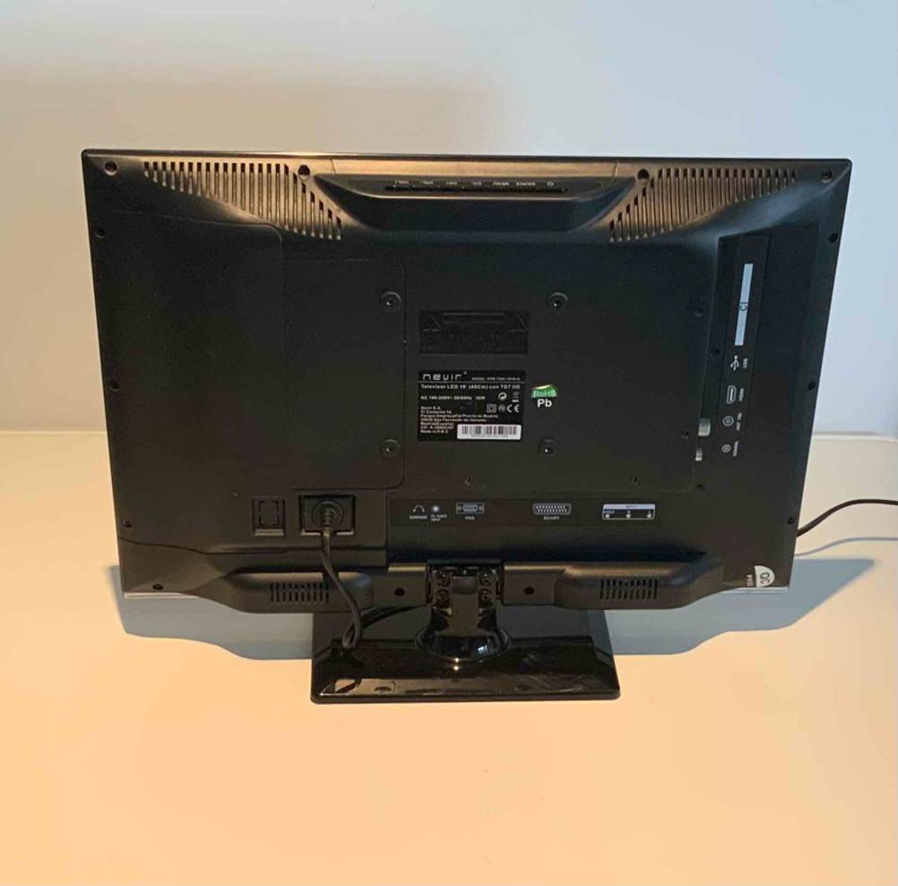 Rückansicht eines getesteten kleinen Fernsehers,der auf einem weißen Tisch steht.