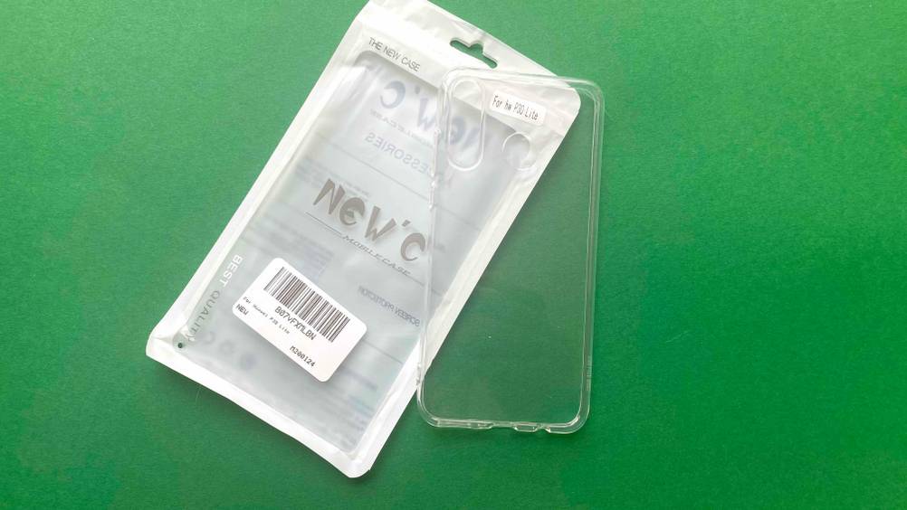 Im Test: Eine ausgepackte Huawei-P30-Lite-Hülle liegt auf ihrer Originalverpackung auf einer grünen Fläche.