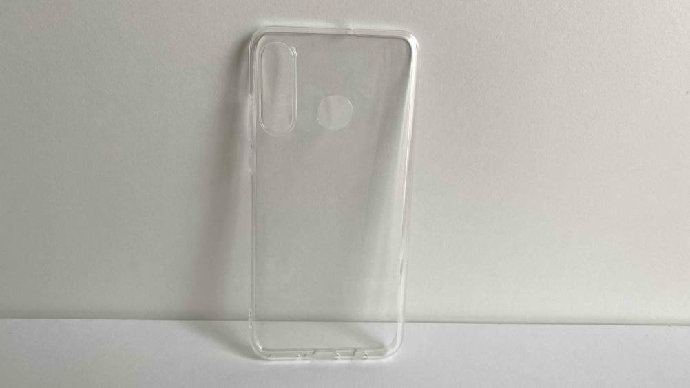 Huawei-P30-Lite-Hülle getestet: Ein Produkt lehnt an einer weißen Wand.