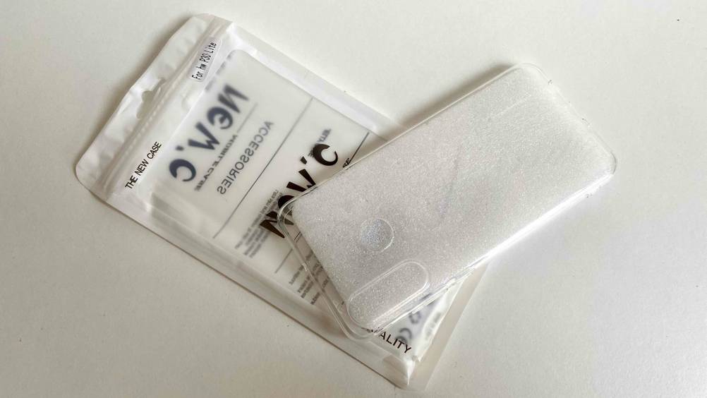 Eine getestete Huawei-P30-Lite-Hülle liegt auf ihrer Originalverpackung auf einer hellen Fläche.