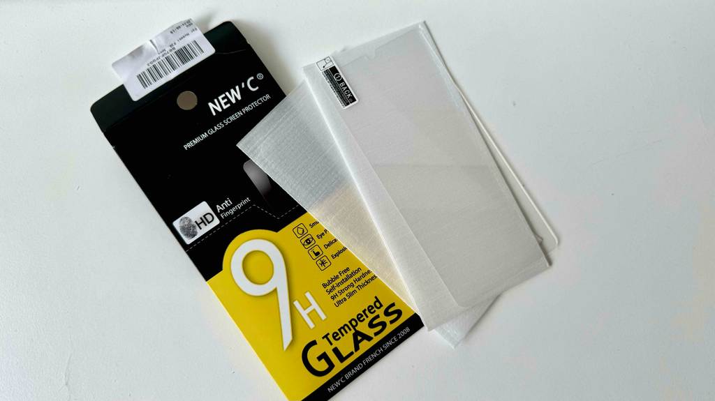 Huawei P30-Panzerglas-Test: Mehrere Gläser in Schutzfolie liegen auf der Originalverpackung.