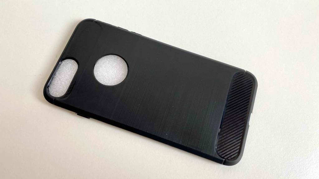Eine schwarze iPhone-8-Plus-Hülle im Test liegt mit Fokus auf die Außenseite auf einem weißen Untergrund.