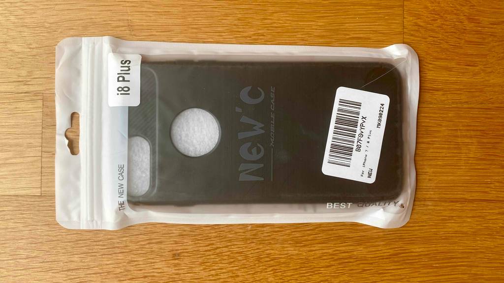 In einer semitransparenten, weißen Kunststoffverpackung befindet sich eine schwarze iPhone-8-Plus-Hülle im Test.