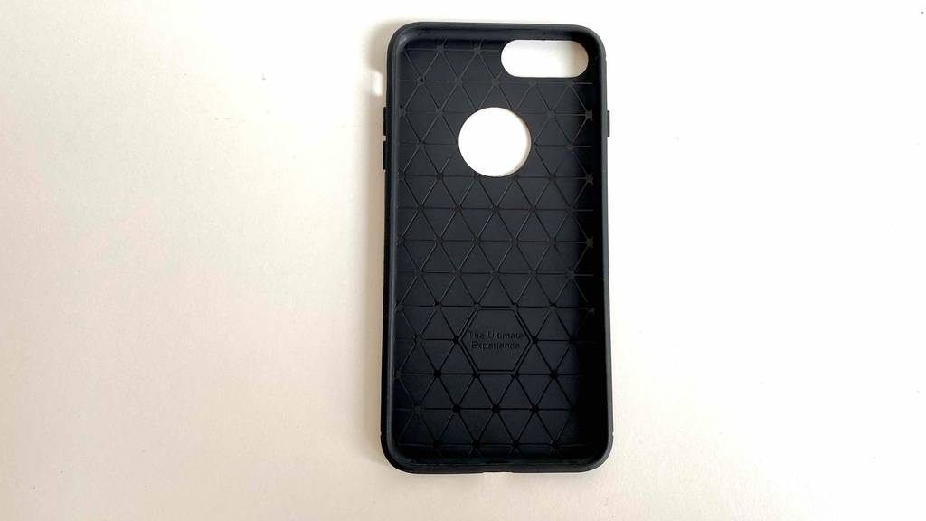 iPhone-8-Plus-Hüllen im Test: eine schwarze Hülle liegt mit Blick auf die Innenseite auf einer weißen Fläche.