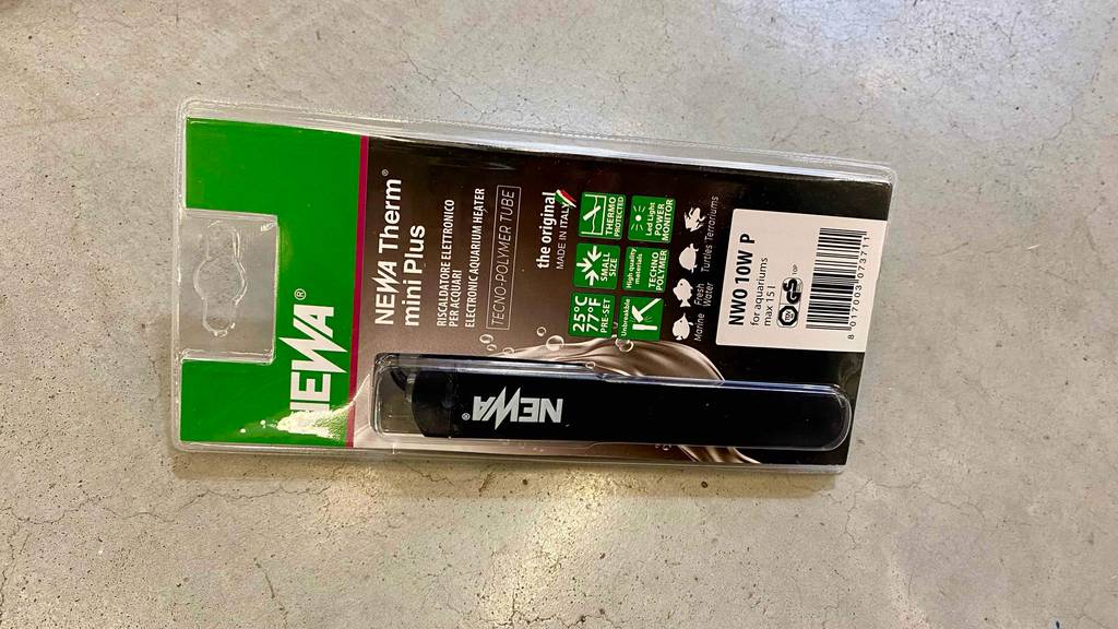 Aquarium-Heizung im Test: Heizung in Verpackung auf hellem Untergrund.