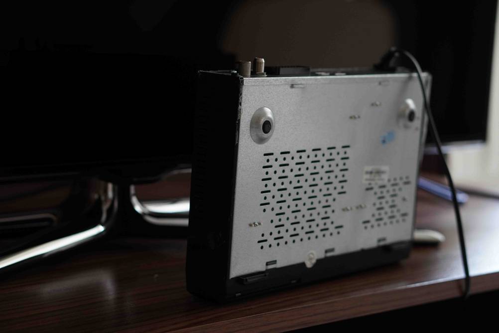 Sat-Receiver getestet: Die Unterseite des Sat-Receivers ist zu sehen.
