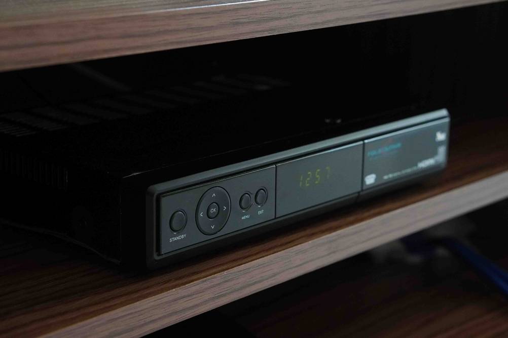 Sat-Receiver im Test: Der Sat-Receiver steht im Schrank.
