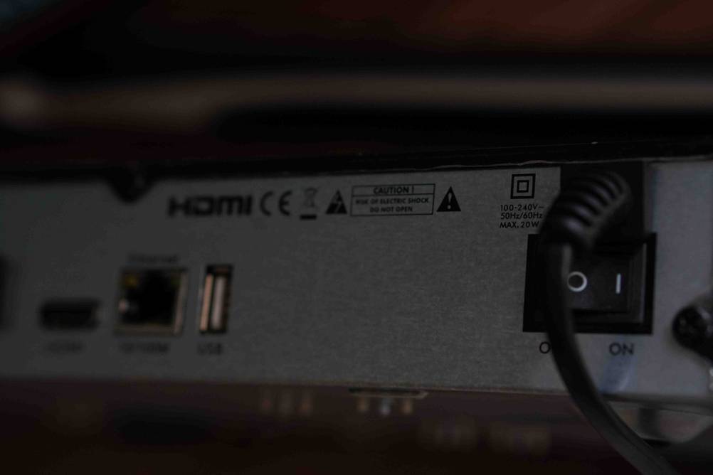 Rückseite mit Anschlüssen sowie Ein- und Ausschalter eines getesteten Sat-Receivers.