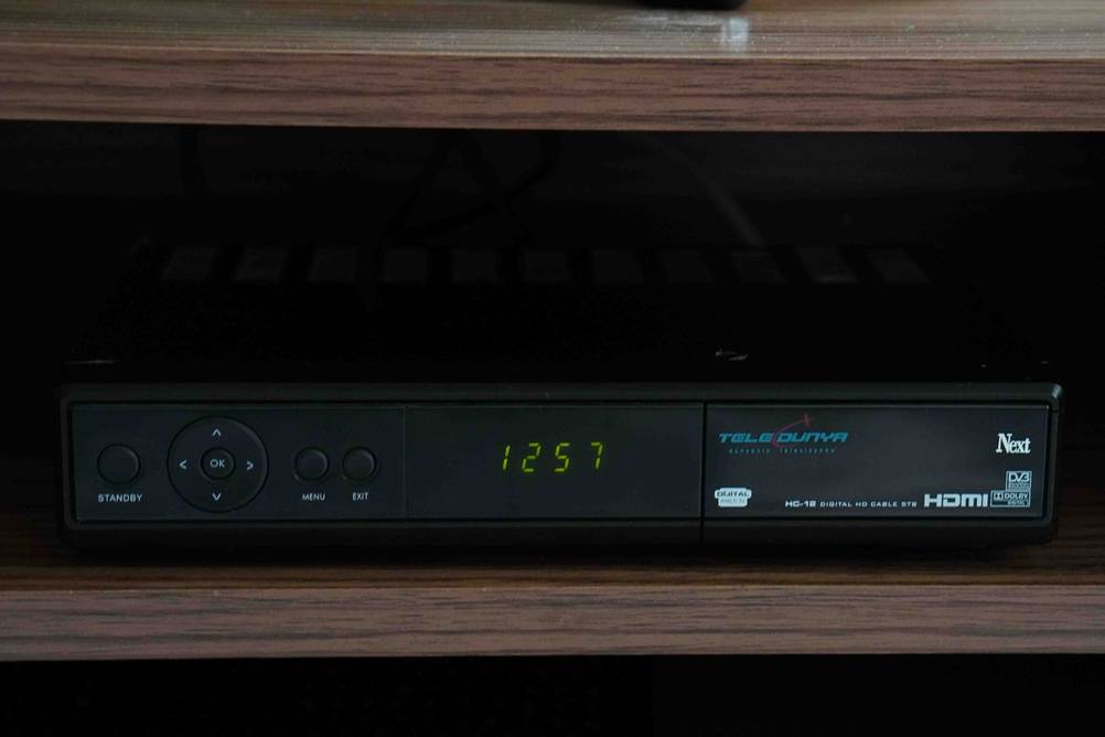 Display eines getesteten eingeschalteten Sat-Receivers in Frontansicht.