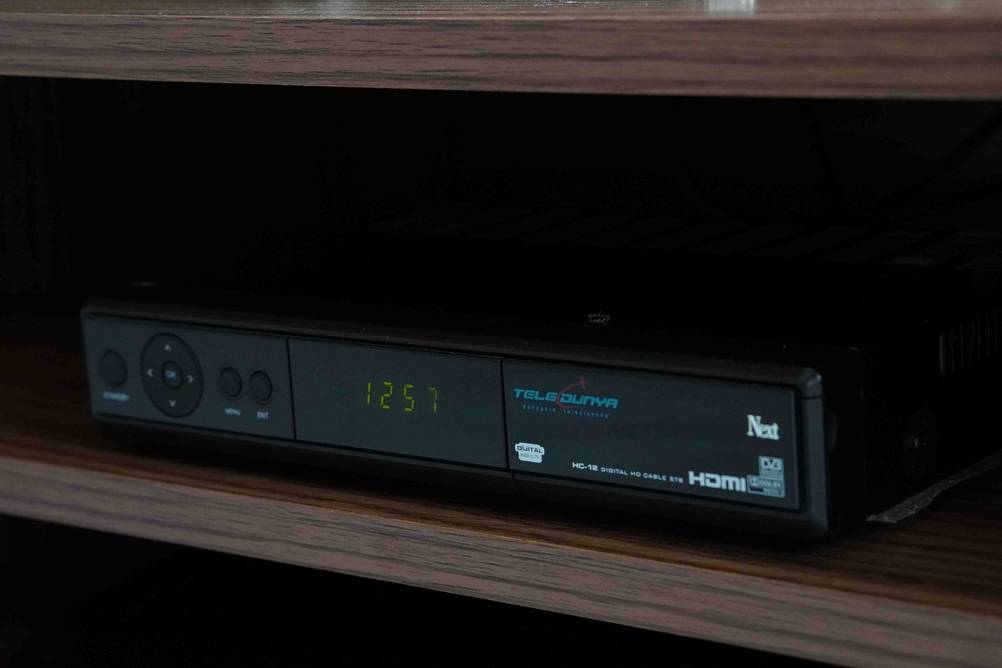 Das HDMI-Zeichen ist als Merkmal auf dem Display von einem getesteten Sat-Receiver aufgedruckt.