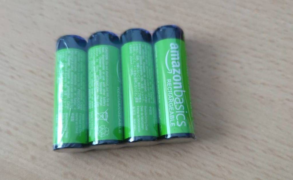 In einem in Kunststoff verschweißten 4er-Pack liegen NiMH-Akkus von AmazonBasics auf hellem Untergrund zum AA-Akkus-Test bereit.