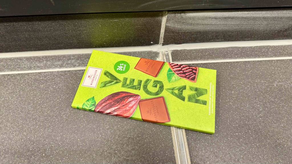 Eine getestete vegane Schokolade liegt auf einem Fliesenboden.