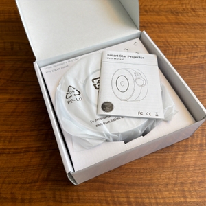 Der geöffnete Karton vom Nigecue-Sternenhimmel-Projektor HR-002 von oben.