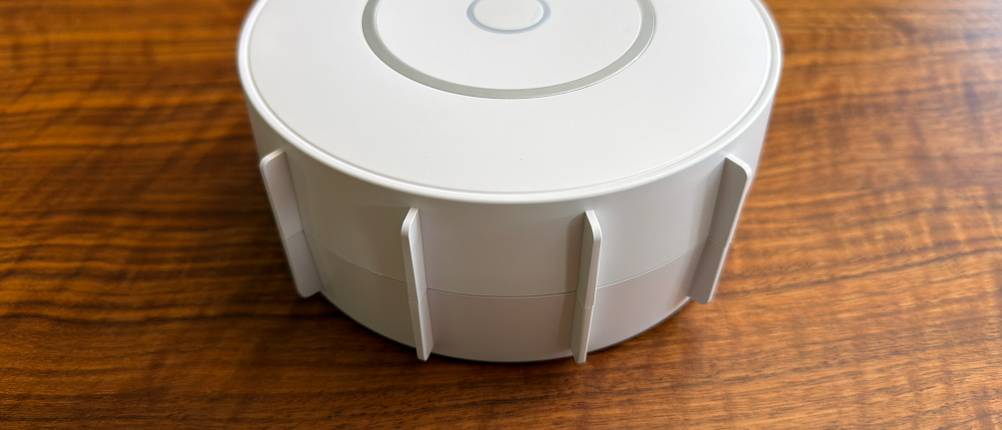 Der Nigecue-Sternenhimmel-Projektor HR-002 liegt auf einem Tisch.