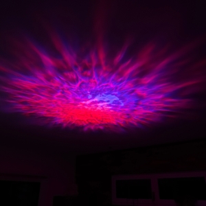 Hier sieht man roten und lila Nebel aus dem Nigecue-Sternenhimmel-Projektor HR-002.