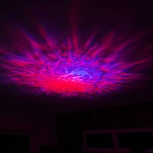 Hier sieht man roten und lila Nebel aus dem Nigecue-Sternenhimmel-Projektor HR-002.