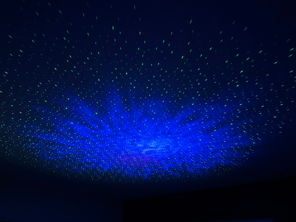 Hier sieht man blauen Nebel mit Sternen aus dem Nigecue-Sternenhimmel-Projektor HR-002.