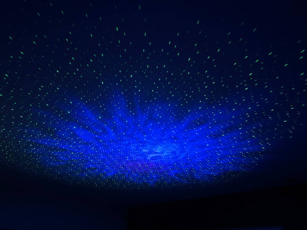 Hier sieht man blauen Nebel mit Sternen aus dem Nigecue-Sternenhimmel-Projektor HR-002.