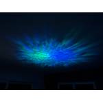 An der Zimmerdecke sieht man grünen und blauen Nebel mit Sternen aus dem Nigecue-Sternenhimmel-Projektor HR-002