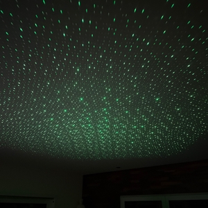 Viele Sterne aus dem Nigecue-Sternenhimmel-Projektor HR-002.