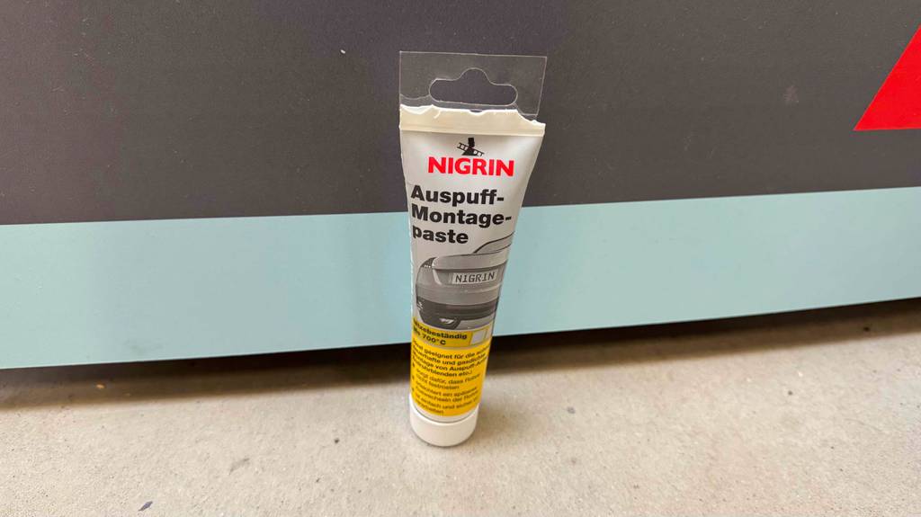 Auspuff-Montagepaste getestet: Die Tube hat oben einen Plastikblister zum aufhängen.