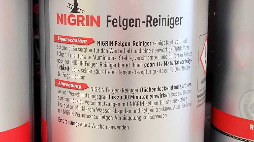 Getestet: Auf der Rückseite einer Flasche Felgenreiniger stehen Informationen zu Eigenschaften und Anwendung.