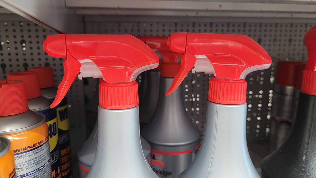 Im Test: Detailansicht des Sprühkopfs von zwei Flaschen Felgenreiniger.