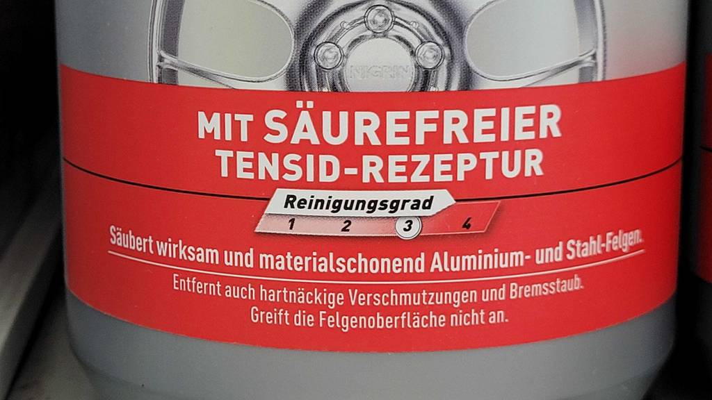 Detailansicht der Kurzbeschreibung auf der Vorderseite einer Flasche getesteter Felgenreiniger.