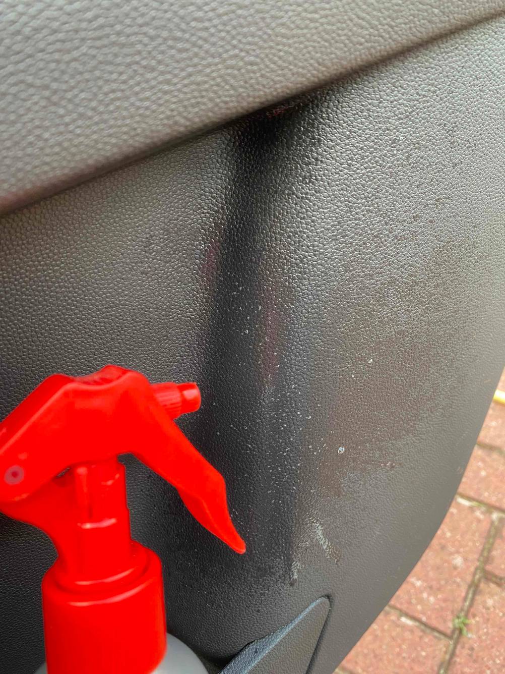 Kunststoffreiniger im Test: eine Autotür wurde eingesprüht.