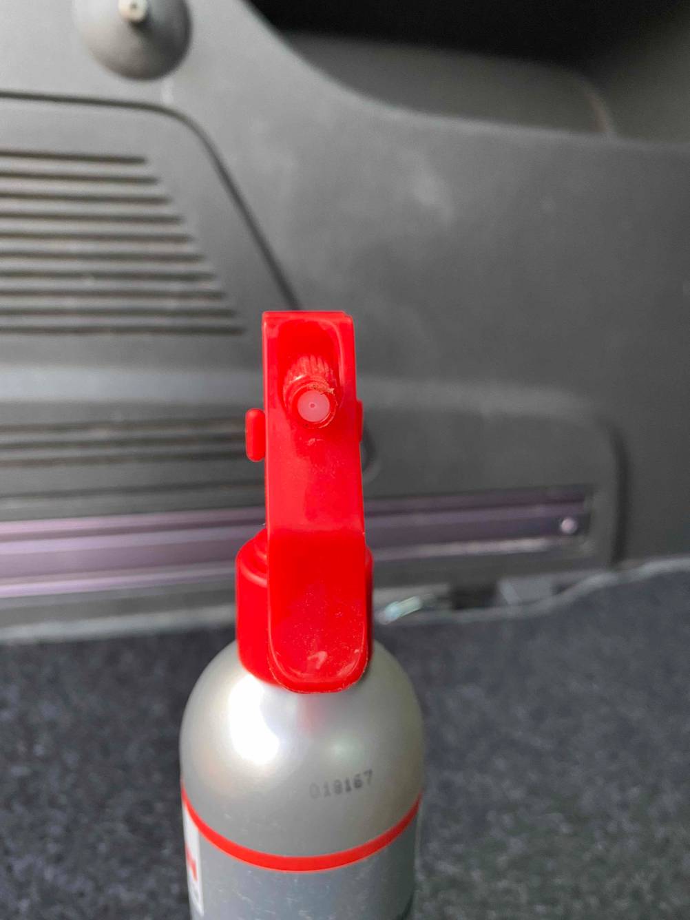 Sprühkopf einer getesteten Flasche Kunststoffreiniger in Frontansicht.