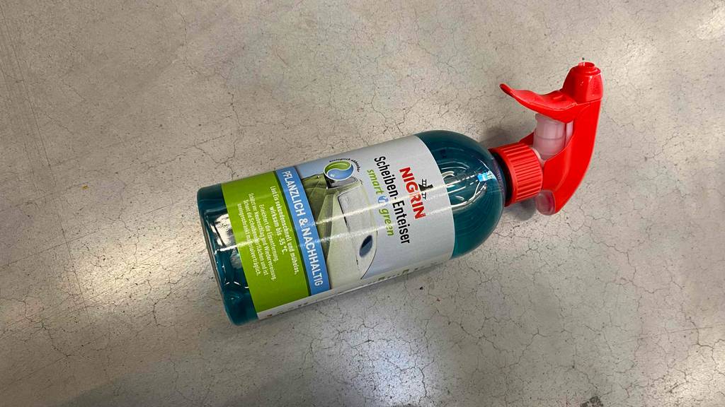 Nigrin Scheiben-Enteiser getestet: Flasche liegt auf dem Boden.