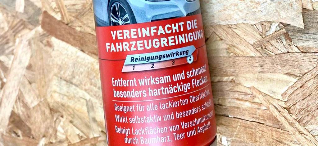 Nahaufnahme Produktinformationen auf einer Sprühdose mit getestetem Teer-Entferner der Marke Nigrin.