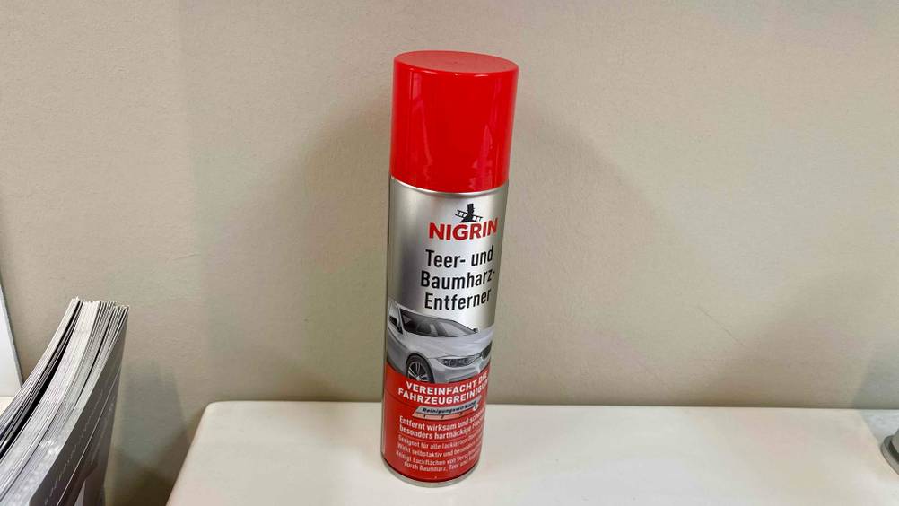 Teerentferner getestet: Eine Dose steht vor einer hellen Wand.