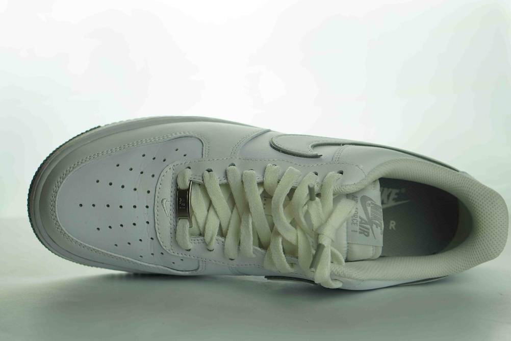 Ein getesteter Sneaker Unisex liegt quer auf der Innenseite, in Frontansicht.