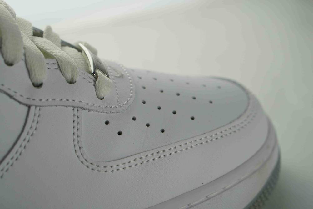 Detailansicht des Materials des vorderen Teils eines getesteten Sneaker Unisex.