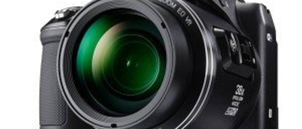 Digitalkamera-Test: Nahaufnahme einer Digitalkamera von Nikon vor weißem Hintergrund