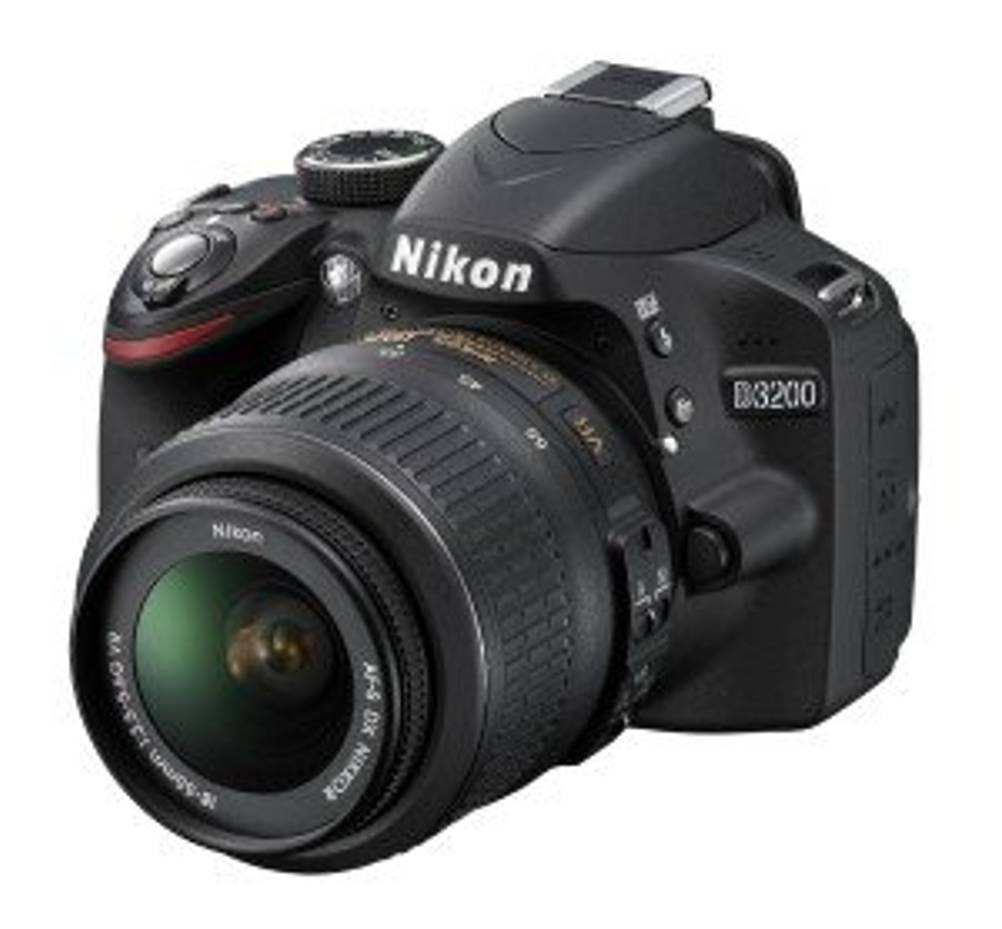 Digitalkamera-Test: Nahaufnahme einer Spiegelreflexkamera von Nikon vor weißem Hintergrund