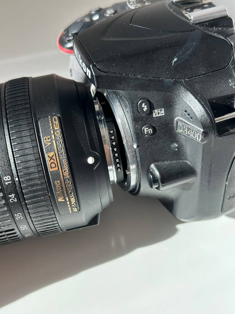 Ein Nikon-Objektiv im Test an eine Kamera angelegt mit den Anschlüssen entblößt.