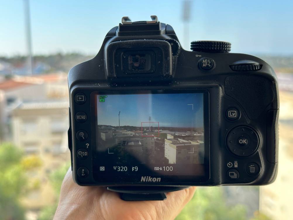 Ein getestetes Nikon-Objektiv ist an einer Nikon-Kamera angeschlossen. 