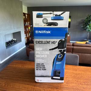 Der Karton des Nilfisk E 145.4-9 X-TRA steht auf einem Tisch