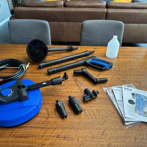 Der gesamte Lieferumfang des Nilfisk E 145.4-9 X-TRA liegt auf einem Tisch