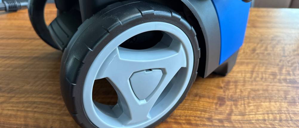 Ein Rad des Nilfisk E 145.4-9 X-TRA in Nahaufnahme