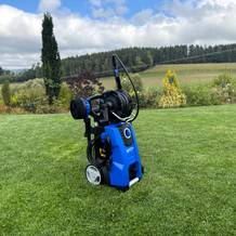 Der Nilfisk E 145.4-9 X-TRA steht auf einer Grasfläche