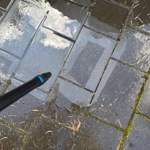 Mit dem Nilfisk E 145.4-9 X-TRA wurde ein gepflasterter Boden gereinigt