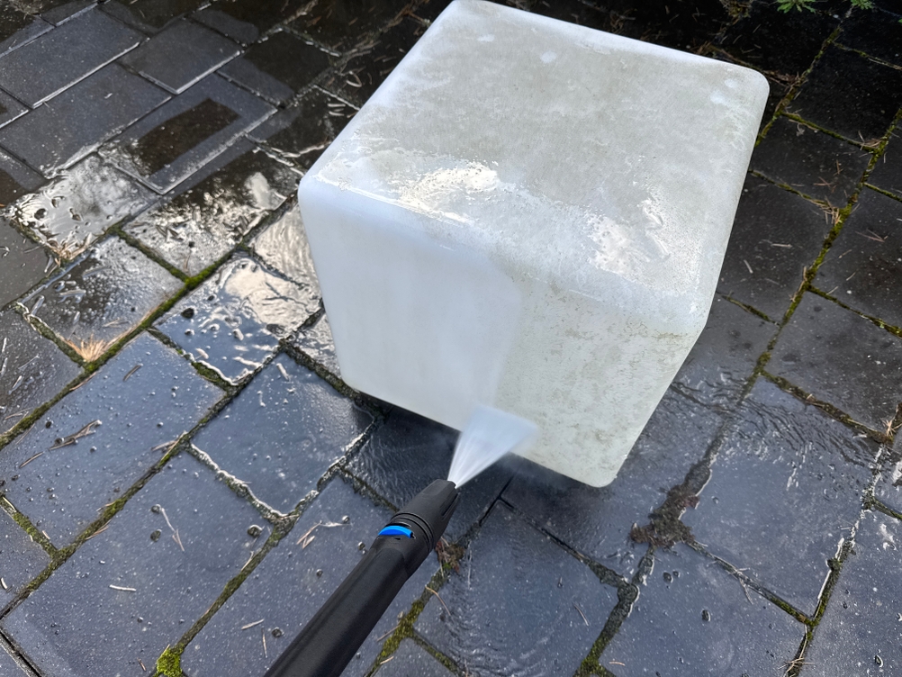 Ein Leuchtwürfel wird mit dem Nilfisk E 145.4-9 X-TRA gereinigt