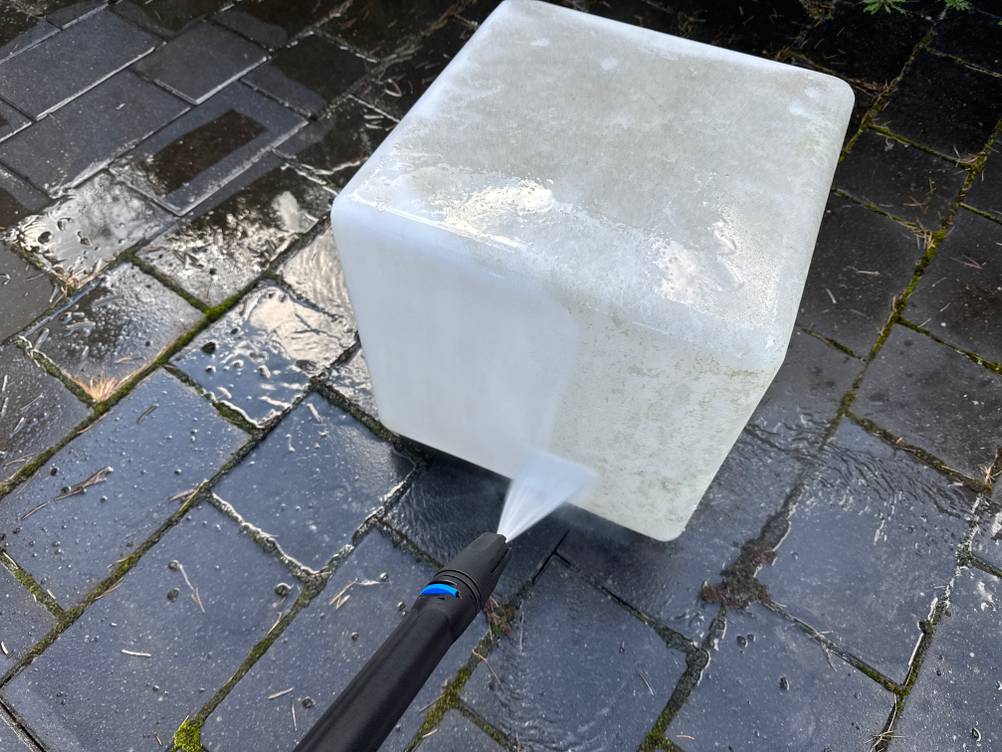 Ein Leuchtwürfel wird mit dem Nilfisk E 145.4-9 X-TRA gereinigt